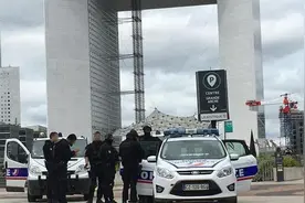 巴黎中心商务区惊现“武装分子”警方大阵仗应对却一场虚惊图片