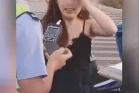 女司机穿高跟鞋酒驾闯红灯致女摩托车手身亡，微笑接受酒测视频封面