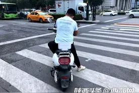 西安电动车挂牌难：代办点搭车收费普遍 自助办理牌照不足图片