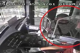 广州男子因公交不停站不听解释，打碎车玻璃致司机受伤，已被刑拘图片