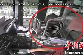 广州男子砸烂公交车驾驶室防护玻璃被刑拘图片