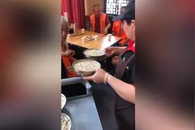 女老板坚持两年，每周三给环卫工送爱心餐视频封面