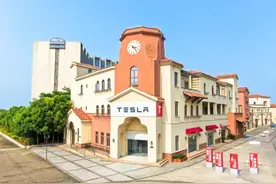 临港新片区首家特斯拉工厂店开业，未来或将带动工业旅游图片