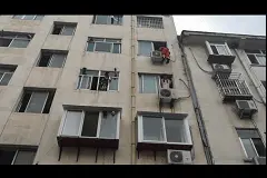 小女孩患重度抑郁症欲跳楼轻生，消防员“神兵天降”图片