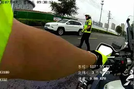 孕妇临产就医遭遇拥堵 淄博交警开辟“生命通道”10分钟紧急护送图片