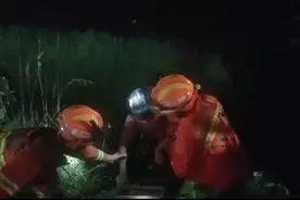 比落水还可怕！女孩跌入河边泥潭，身体不断下沉，救援人员徒手挖开淤泥图片