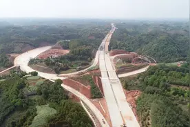 成宜高速宜宾段主线全幅贯通 成都、宜宾两地间车程将缩短至1个半小时以内图片