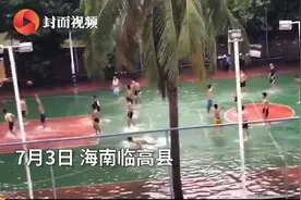 男生光脚丫趟水热情高涨打篮球 网友：男孩子的快乐就是这么简单图片