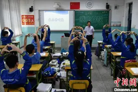 高考前的“最后一课”同学们向班主任做比心手势图片