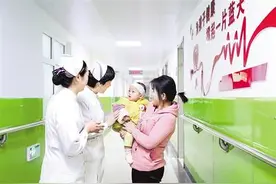 为贫困群众兜牢医疗保障底线图片