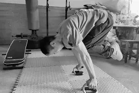 杭州50岁大叔，带着儿子练“飞檐走壁”图片