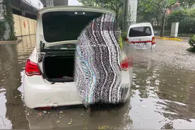 人人都在“乘风破浪”，上海早高峰多个高架拥堵部分路段积水图片