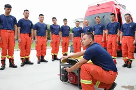 上海消防两百余人抗洪抢险队集结待命，随时准备增援邻省图片