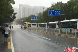 湖北遭遇强降雨袭击 武汉现特大暴雨图片