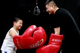 全民健身——快乐的拳击父子图片
