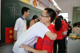 高三最后一课：老师飙歌，发红包，寄语学生做“最好的后浪”图片