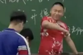 男老师穿旗袍进教室，还让学生们都来剪一刀…图片