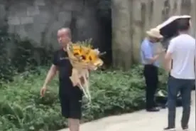 考场外老爸抱花接女儿：女孩子要有仪式感视频封面