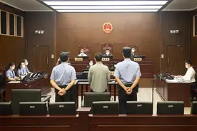 工行上海分行原行长顾国明案开审：被控受贿1.36亿余元图片