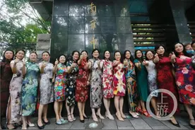 又是一年“旗袍秀”！考场外几十位家长祝孩子“旗开得胜”图片