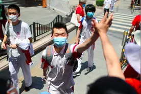 多图实拍语文考试结束后考生出考场瞬间，意气风发图片