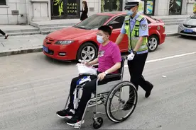 骨折考生进考场 交警送其至考桌前图片