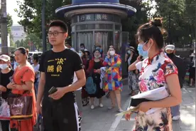 36秒|“一决胜负”！枣庄一老师穿上定制T恤为考生加油视频封面