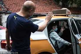 凡人的哥不凡热血：从抗疫英雄到爱心送考图片
