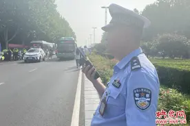 女儿高考这天，交警父亲仍坚守岗位为考生护航图片