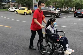 绍兴一名考生高考前夜崴了脚 老师背着上考场图片