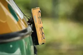 大暴雨冲走车牌，车主却浑然不知？所幸他们出手了……图片