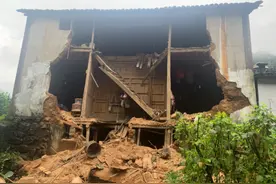 宋村乡一危旧房倒塌，乡村两级干部提前转移房主并冒雨为她挽回损失图片