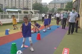 趣味足球有特色 启蒙教育强体魄(组图)图片