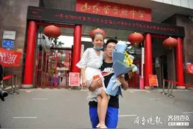 暖心！哥哥一出考场就抱起前来送花的妹妹，太幸福了图片