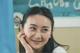 还记得《最好的我们》里面的简单吗？她现在长这样图片