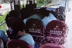 轿车过水坑突加速溅学生们一身脏水，结局引起极度舒适图片