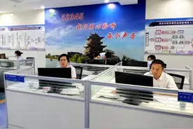 回应群众关切！淮安市商务局领导班子成员走进“12345”图片