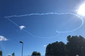 瑞典飞行员在空中画心形 支持新冠肺炎患者图片