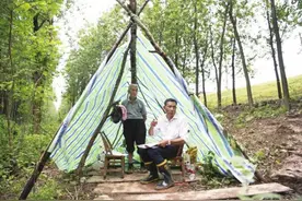 60岁村支书的防汛一天：一张彩条布撑起一个守堤点，一天在堤上来回12次图片