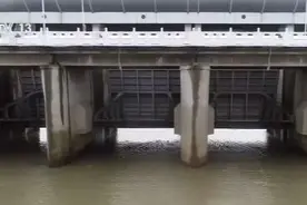 强降雨或将引发洪水 安徽蚌埠闸今年两次40孔闸门全开图片