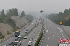 河南开展高速危化品运输应急处置演练图片