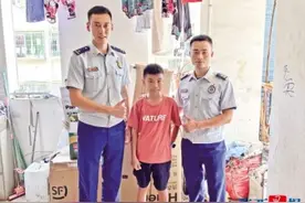 劝爷爷奶奶逃离火点 小男孩"教科书式"自救获消防员点赞图片