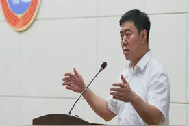 吉化一中召开全校教职工大会图片