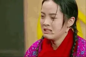 男子酒驾被抓，被狂扇耳光都没清醒，要咬交警：我只是想亲他图片