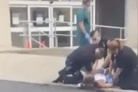 美国警察又“压颈锁喉”图片