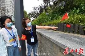 防水墙下插小红旗有讲究图片