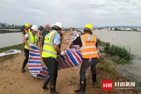 江西九江彭泽县抗洪现场：他们连夜拔高大坝60厘米，“哪里有漫堤风险就去哪”图片