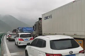 包茂高速陕西安康段车辆自燃 路过车辆需提前分流图片