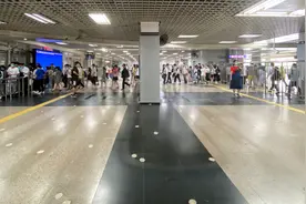 乘客不用再绕路 北京地铁站正陆续拆除非必要导流围栏图片