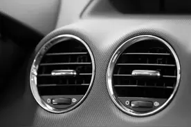 等了2小时老公还不回家，电话里声音也不对劲！妻子找到后打开车门，人已一动不动……图片